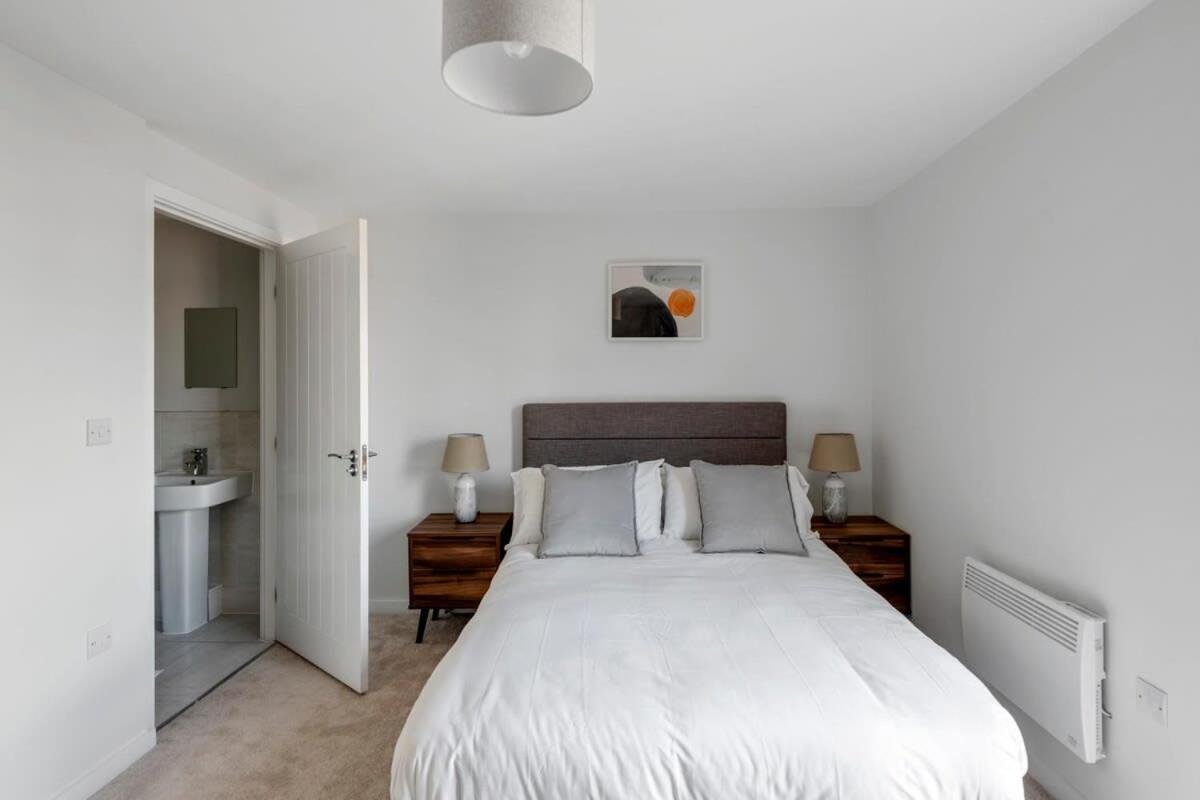 Spacious 1 Bedroom Apartment In A Converted Mill Leeds  Exteriör bild