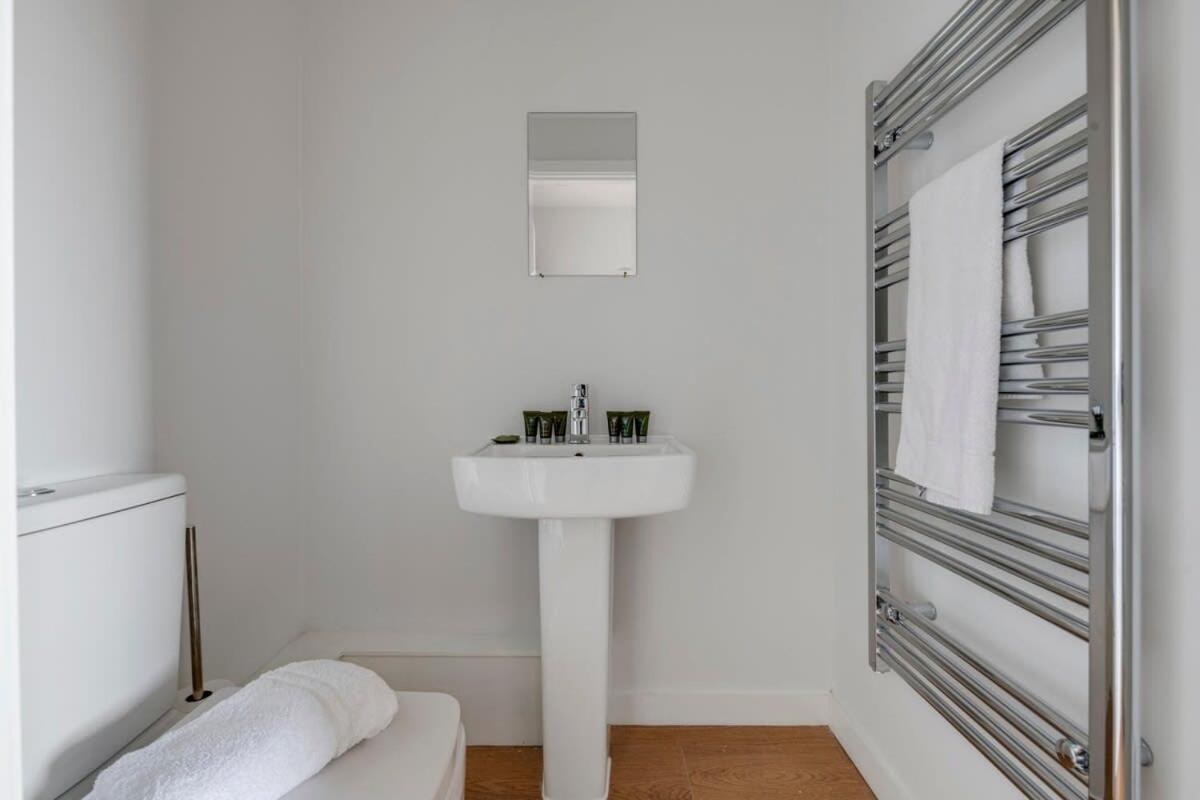 Spacious 1 Bedroom Apartment In A Converted Mill Leeds  Exteriör bild