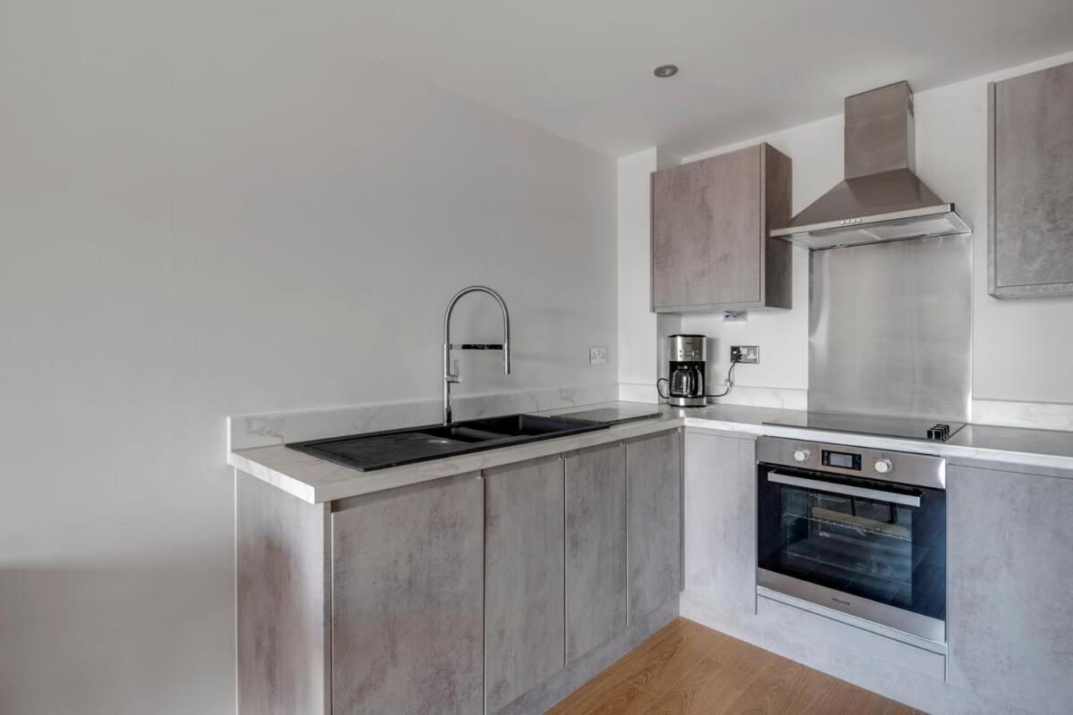 Spacious 1 Bedroom Apartment In A Converted Mill Leeds  Exteriör bild