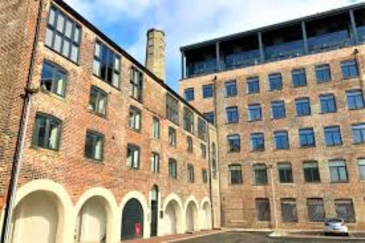 Spacious 1 Bedroom Apartment In A Converted Mill Leeds  Exteriör bild